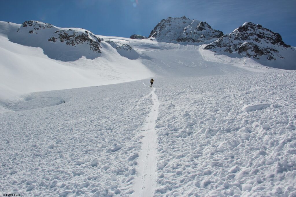 Große Lawinen können weit in flache Bereiche unter 30 Grad vordringen. © snow institute I LWD Tirol