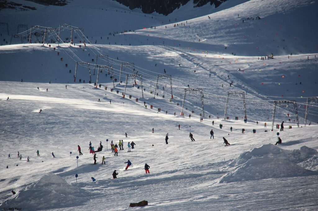 Was tun bei einem Notfall auf der Skipiste? © LWD Tirol I snow institute