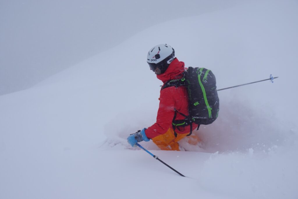 Whiteout. Super Schnee, aber nahezu keine Sicht. Das Gelände über und unter dir kann nicht mehr beurteilt werden, Gefahrenzeichen werden nicht mehr erkannt, ein Unfall oder Lawinenabgang wird von den anderen vermutlich nicht gesehen/bemerkt werden und die Orientierung auf Sicht ist nicht mehr möglich. Mögliche Maßnahmen: Sich so schnell wie möglich auf die Piste/in bekanntes Gelände begeben und dabei durchgehende Kommunikation gewährleisten (Sichtkontakt, Buddy-System, kürzerer Abschnitte usw.). © snow institute I argonaut.pro