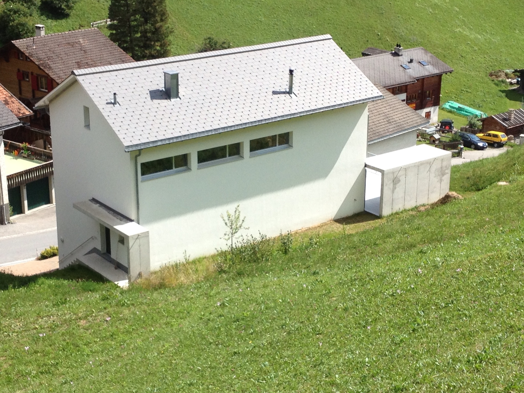 Fehlen von Fenstern im Erdgeschoss sowie bauliche Verstärkungen an den Gebäudeecken © Stefan Margareth, SLF I snow institute