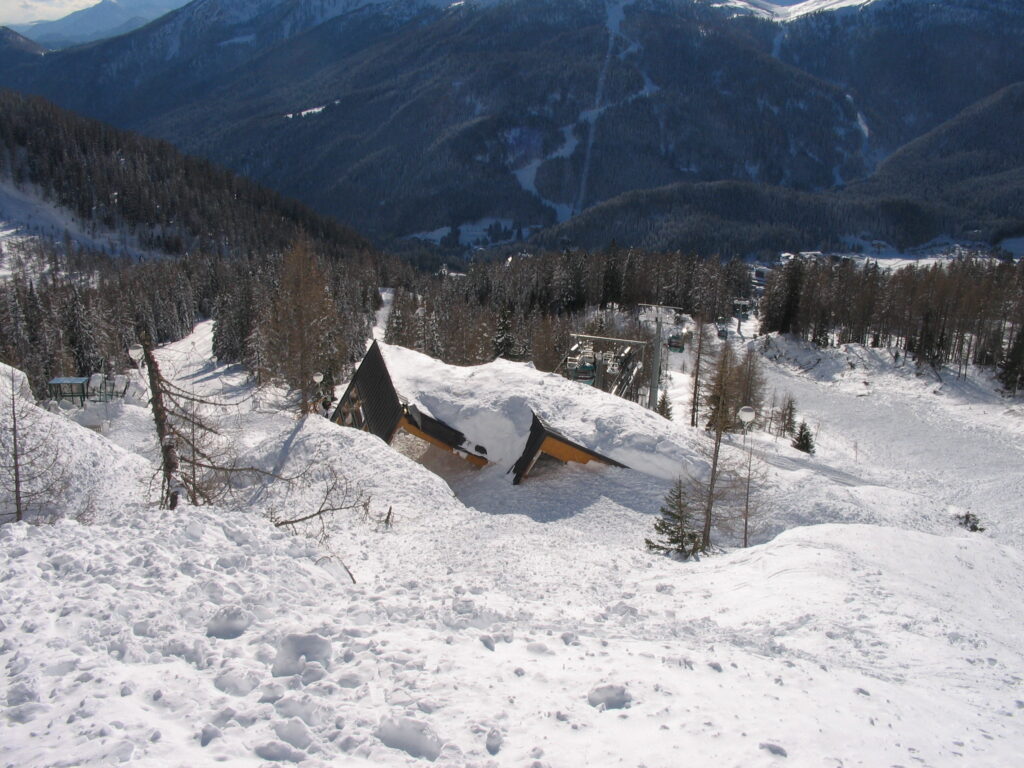 Am Nachmittag des 6. Februar 2009 ordnete der Bürgermeister von Tonadico (Provinz Trient) auf Empfehlung der Lawinenkommission der Gemeinde Primiero aufgrund des besonders kritischen Lawinensituation die vorsorgliche Evakuierung der Schutzhütte Col Verde an. Die Empfehlung seitens Kommission erwies sich richtig, als am Nachmittag des 8. Februars eine Lawine von der Croda della Pala abging. Da die Sturzbahn der Lawine bereits von älteren Schneeablagerungen vorverfüllt war, wurde die Lawine in Richtung der Hütte abgelenkt und verursachte an dieser erhebliche Sachschäden. Dank der rechtzeitigen Sperrung des Bereichs und der Evakuierung der anwesenden Personen kam niemand zu Schaden. © Archivio PAT| snow institute