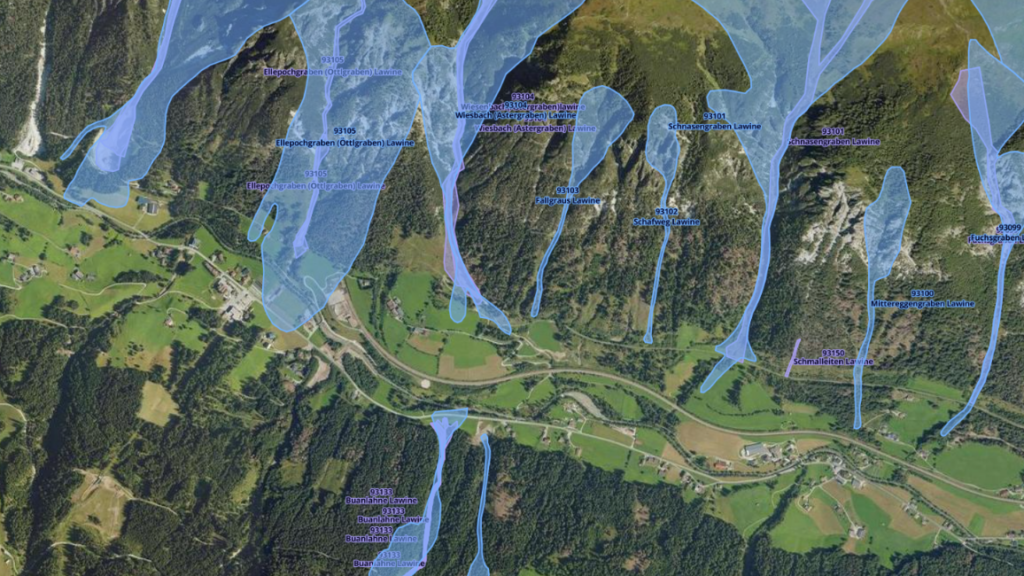 Lawinenkataster – Südtirol (Brennero): Bis zum Winter 2006/07 (violette Polygone) wurde lediglich die maximale räumliche Ausdehnung aller Ereignisse dokumentiert. Seit dem Winter 2007/08 (blaue Polygone) wird für jedes erfasst Lawinenereignis ein eigenes Polygon kartiert (basierend auf dem “Modello 7” der AINEVA) © Geobrowser I snow insitute